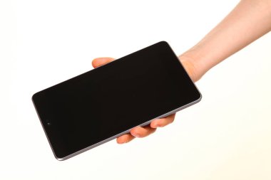 İnsan eli, avucunda boş bir krom ekran olan modern bir akıllı telefonu tutar. Teknoloji ve reklam kavramı. Ayrıntılı yakın çekim stüdyo çekimi soyut beyaz arka planda izole