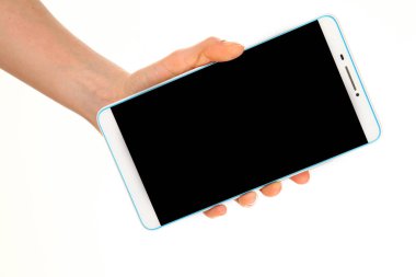 İnsan eli, avucunda boş bir krom ekran olan modern bir akıllı telefonu tutar. Teknoloji ve reklam kavramı. Ayrıntılı yakın çekim stüdyo çekimi soyut beyaz arka planda izole