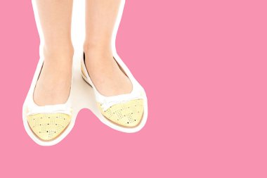 Bayan giysi ayakkabısı. Düşük deri ayakkabılar giyen uzun ince kadın bacakları. Fotokopi alanı olan moda modeli. Klasik ve günlük kıyafet konsepti. Detaylı yakın çekim stüdyo çekimi Magazin tarzı moda kolajı