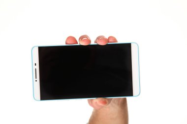 İnsan eli, avucunda boş bir krom ekran olan modern bir akıllı telefonu tutar. Teknoloji ve reklam kavramı. Ayrıntılı yakın çekim stüdyo çekimi soyut beyaz arka planda izole