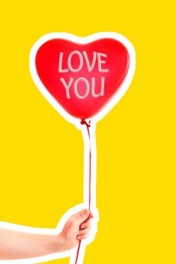 Kadın eli kırmızı kauçuk, şişme kalp şeklinde balon tutuyor. Aşk, ilişki, sevgililer günü ve doğum günü kutlaması konsepti. Boş kopya alanı olan dergi tarzı moda kolajı