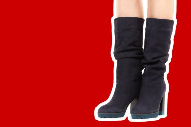 Bayan giysi ayakkabısı. Uzun ince kadın bacakları yüksek topuklu uzun çizmeler giyer. Fotokopi alanı olan moda modeli. Klasik ve günlük kıyafet konsepti. Detaylı yakın çekim stüdyo çekimi Magazin tarzı moda kolajı