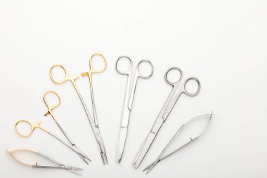 Çelik cerrahi aletler ve laboratuvar ekipmanları beyaz arka planda izole edilmiş. Profesyonel klinik aletleri. Tıbbi, cerrahi, ambulans ve veteriner konsepti. Yumuşak seçici odaklı yakın plan