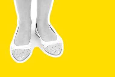 Bayan giysi ayakkabısı. Düşük deri ayakkabılar giyen uzun ince kadın bacakları. Fotokopi alanı olan moda modeli. Klasik ve günlük kıyafet konsepti. Detaylı yakın çekim stüdyo çekimi Magazin tarzı moda kolajı