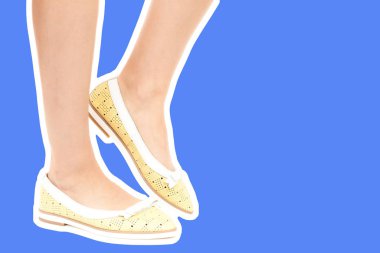 Bayan giysi ayakkabısı. Düşük deri ayakkabılar giyen uzun ince kadın bacakları. Fotokopi alanı olan moda modeli. Klasik ve günlük kıyafet konsepti. Detaylı yakın çekim stüdyo çekimi Magazin tarzı moda kolajı