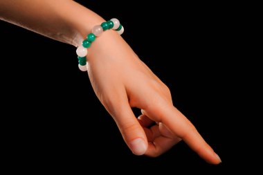 Güzel bir el yapımı mücevher bileziği. Renkli parlak boncuklar ve nötr manikürlü gevşek bir kadın bileği. Moda ve el işi aksesuarları. Yumuşak seçici odaklı yakın plan