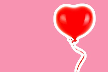 Kırmızı lastik şişme kalp şeklinde balon. Aşk, ilişki, sevgililer günü ve doğum günü kutlaması konsepti. Boş kopya alanı olan dergi tarzı moda kolajı