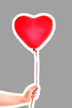 Kadın eli kırmızı kauçuk, şişme kalp şeklinde balon tutuyor. Aşk, ilişki, sevgililer günü ve doğum günü kutlaması konsepti. Boş kopya alanı olan dergi tarzı moda kolajı