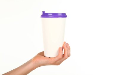 İnsan eli plastik kapaklı boş bir kahve fincanı tutar. Tek kullanımlık fincana çay ya da kahve konsepti. Metin veya logo için yeri ve yeri kopyala. Beyaz bir arkaplanda izole edilmiş