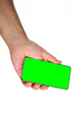 İnsan eli, avucunda boş bir krom ekran olan modern bir akıllı telefonu tutar. Teknoloji ve reklam kavramı. Ayrıntılı yakın çekim stüdyo çekimi soyut beyaz arka planda izole