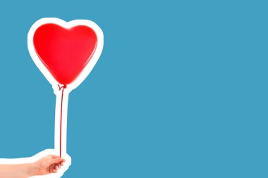 Kadın eli kırmızı kauçuk, şişme kalp şeklinde balon tutuyor. Aşk, ilişki, sevgililer günü ve doğum günü kutlaması konsepti. Boş kopya alanı olan dergi tarzı moda kolajı