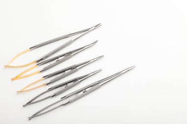 Çelik cerrahi aletler ve laboratuvar ekipmanları beyaz arka planda izole edilmiş. Profesyonel klinik aletleri. Tıbbi, cerrahi, ambulans ve veteriner konsepti. Yumuşak seçici odaklı yakın plan