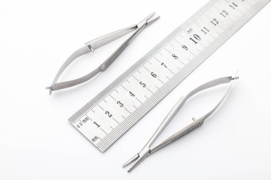 Çelik cerrahi aletler ve laboratuvar ekipmanları beyaz arka planda izole edilmiş. Profesyonel klinik aletleri. Tıbbi, cerrahi, ambulans ve veteriner konsepti. Yumuşak seçici odaklı yakın plan