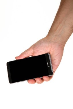 İnsan eli, avucunda boş bir krom ekran olan modern bir akıllı telefonu tutar. Teknoloji ve reklam kavramı. Ayrıntılı yakın çekim stüdyo çekimi soyut beyaz arka planda izole
