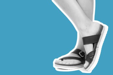 Bayan giysi ayakkabısı. Deri sandalet giyen uzun ince kadın bacakları. Fotokopi alanı olan moda modeli. Klasik ve günlük kıyafet konsepti. Detaylı yakın çekim stüdyo çekimi Magazin tarzı moda kolajı