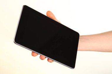 İnsan eli, avucunda boş bir krom ekran olan modern bir akıllı telefonu tutar. Teknoloji ve reklam kavramı. Ayrıntılı yakın çekim stüdyo çekimi soyut beyaz arka planda izole