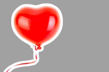 Kırmızı lastik şişme kalp şeklinde balon. Aşk, ilişki, sevgililer günü ve doğum günü kutlaması konsepti. Boş kopya alanı olan dergi tarzı moda kolajı