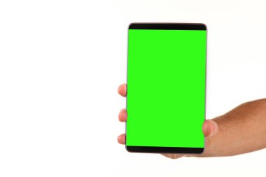 İnsan eli, avucunda boş bir krom ekran olan modern bir akıllı telefonu tutar. Teknoloji ve reklam kavramı. Ayrıntılı yakın çekim stüdyo çekimi soyut beyaz arka planda izole