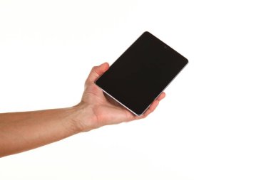 İnsan eli, avucunda boş bir krom ekran olan modern bir akıllı telefonu tutar. Teknoloji ve reklam kavramı. Ayrıntılı yakın çekim stüdyo çekimi soyut beyaz arka planda izole