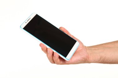 İnsan eli, avucunda boş bir krom ekran olan modern bir akıllı telefonu tutar. Teknoloji ve reklam kavramı. Ayrıntılı yakın çekim stüdyo çekimi soyut beyaz arka planda izole