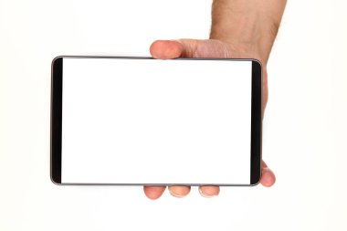 İnsan eli, avucunda boş bir krom ekran olan modern bir akıllı telefonu tutar. Teknoloji ve reklam kavramı. Ayrıntılı yakın çekim stüdyo çekimi soyut beyaz arka planda izole