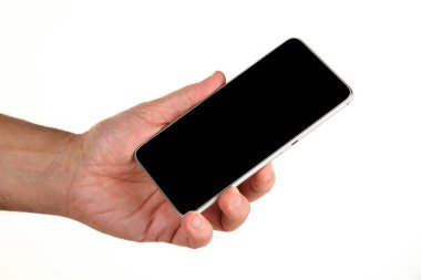İnsan eli, avucunda boş bir krom ekran olan modern bir akıllı telefonu tutar. Teknoloji ve reklam kavramı. Ayrıntılı yakın çekim stüdyo çekimi soyut beyaz arka planda izole