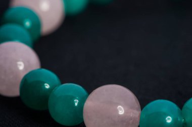 Güzel ve zarif el yapımı mücevher kolye ve renkli parlak boncuklar. Moda ve el işi aksesuarları. Soyut bulanık arkaplan üzerine yumuşak seçici odak ile sanat yakın plan