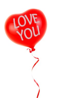 Kırmızı lastik şişme kalp şeklinde balon. Aşk, ilişki, sevgililer günü ve doğum günü kutlaması konsepti. Stüdyo görüntüsü boş kopya alanı olan bulanık bir arkaplan üzerinde