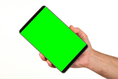 İnsan eli, avucunda boş bir krom ekran olan modern bir akıllı telefonu tutar. Teknoloji ve reklam kavramı. Ayrıntılı yakın çekim stüdyo çekimi soyut beyaz arka planda izole