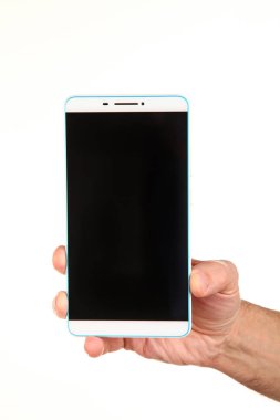 İnsan eli, avucunda boş bir krom ekran olan modern bir akıllı telefonu tutar. Teknoloji ve reklam kavramı. Ayrıntılı yakın çekim stüdyo çekimi soyut beyaz arka planda izole