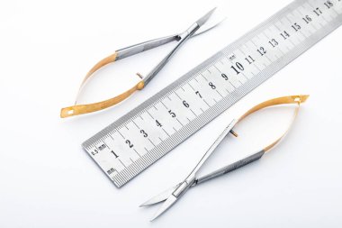 Çelik cerrahi aletler ve laboratuvar ekipmanları beyaz arka planda izole edilmiş. Profesyonel klinik aletleri. Tıbbi, cerrahi, ambulans ve veteriner konsepti. Yumuşak seçici odaklı yakın plan