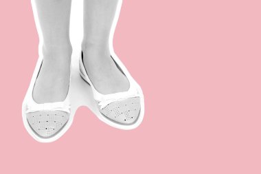 Bayan giysi ayakkabısı. Düşük deri ayakkabılar giyen uzun ince kadın bacakları. Fotokopi alanı olan moda modeli. Klasik ve günlük kıyafet konsepti. Detaylı yakın çekim stüdyo çekimi Magazin tarzı moda kolajı