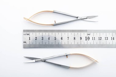 Çelik cerrahi aletler ve laboratuvar ekipmanları beyaz arka planda izole edilmiş. Profesyonel klinik aletleri. Tıbbi, cerrahi, ambulans ve veteriner konsepti. Yumuşak seçici odaklı yakın plan