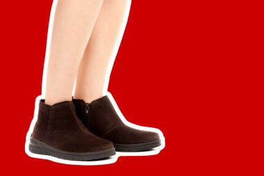 Bayan giysi ayakkabısı. Uzun ince dişinin bacakları düşük deri ayakkabı giyer. Fotokopi alanı olan moda modeli. Klasik ve günlük kıyafet konsepti. Ayrıntılı yakın çekim stüdyo çekimi. Dergi tarzı moda kolajı