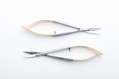 Çelik cerrahi aletler ve laboratuvar ekipmanları beyaz arka planda izole edilmiş. Profesyonel klinik aletleri. Tıbbi, cerrahi, ambulans ve veteriner konsepti. Yumuşak seçici odaklı yakın plan