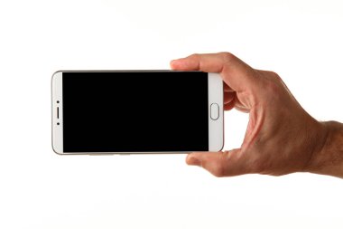 İnsan eli, avucunda boş bir krom ekran olan modern bir akıllı telefonu tutar. Teknoloji ve reklam kavramı. Ayrıntılı yakın çekim stüdyo çekimi soyut beyaz arka planda izole