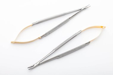 Çelik cerrahi aletler ve laboratuvar ekipmanları beyaz arka planda izole edilmiş. Profesyonel klinik aletleri. Tıbbi, cerrahi, ambulans ve veteriner konsepti. Yumuşak seçici odaklı yakın plan