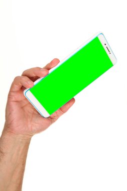 İnsan eli, avucunda boş bir krom ekran olan modern bir akıllı telefonu tutar. Teknoloji ve reklam kavramı. Ayrıntılı yakın çekim stüdyo çekimi soyut beyaz arka planda izole