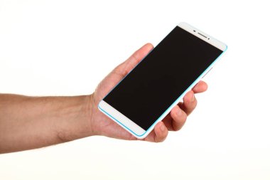 İnsan eli, avucunda boş bir krom ekran olan modern bir akıllı telefonu tutar. Teknoloji ve reklam kavramı. Ayrıntılı yakın çekim stüdyo çekimi soyut beyaz arka planda izole