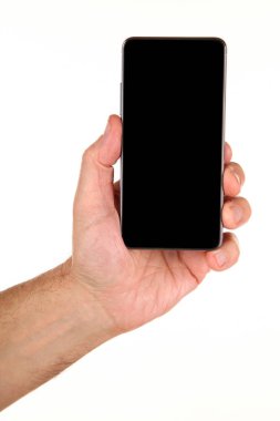 İnsan eli, avucunda boş bir krom ekran olan modern bir akıllı telefonu tutar. Teknoloji ve reklam kavramı. Ayrıntılı yakın çekim stüdyo çekimi soyut beyaz arka planda izole