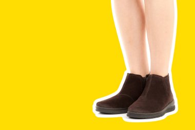 Bayan giysi ayakkabısı. Uzun ince dişinin bacakları düşük deri ayakkabı giyer. Fotokopi alanı olan moda modeli. Klasik ve günlük kıyafet konsepti. Ayrıntılı yakın çekim stüdyo çekimi. Dergi tarzı moda kolajı