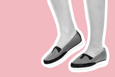 Bayan giysi ayakkabısı. Düşük deri ayakkabılar giyen uzun ince kadın bacakları. Fotokopi alanı olan moda modeli. Klasik ve günlük kıyafet konsepti. Ayrıntılı yakın çekim stüdyo çekimi. Dergi tarzı moda kolajı