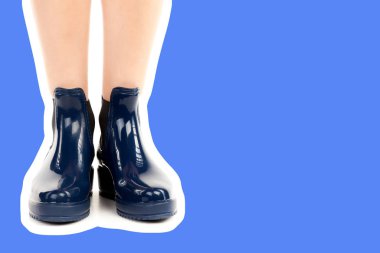 Bayan giysi ayakkabısı. Lastik çizme giyen uzun ince kadın bacakları. Fotokopi alanı olan moda modeli. Klasik ve günlük kıyafet konsepti. Ayrıntılı yakın çekim stüdyo çekimi. Dergi tarzı moda kolajı