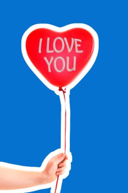 Kadın eli kırmızı kauçuk, şişme kalp şeklinde balon tutuyor. Aşk, ilişki, sevgililer günü ve doğum günü kutlaması konsepti. Boş kopya alanı olan dergi tarzı moda kolajı