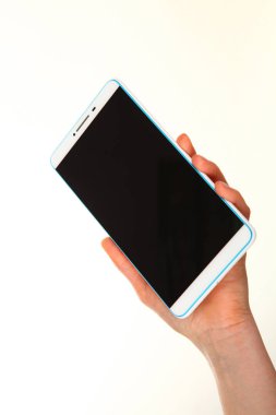 İnsan eli, avucunda boş bir krom ekran olan modern bir akıllı telefonu tutar. Teknoloji ve reklam kavramı. Ayrıntılı yakın çekim stüdyo çekimi soyut beyaz arka planda izole