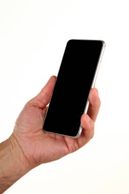 İnsan eli, avucunda boş bir krom ekran olan modern bir akıllı telefonu tutar. Teknoloji ve reklam kavramı. Ayrıntılı yakın çekim stüdyo çekimi soyut beyaz arka planda izole