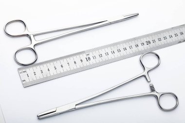 Çelik cerrahi aletler ve laboratuvar ekipmanları beyaz arka planda izole edilmiş. Profesyonel klinik aletleri. Tıbbi, cerrahi, ambulans ve veteriner konsepti. Yumuşak seçici odaklı yakın plan