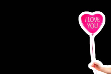 Kadın eli kırmızı kauçuk, şişme kalp şeklinde balon tutuyor. Aşk, ilişki, sevgililer günü ve doğum günü kutlaması konsepti. Boş kopya alanı olan dergi tarzı moda kolajı