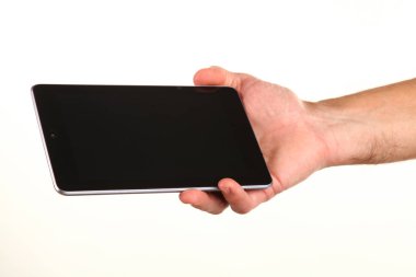 İnsan eli, avucunda boş bir krom ekran olan modern bir akıllı telefonu tutar. Teknoloji ve reklam kavramı. Ayrıntılı yakın çekim stüdyo çekimi soyut beyaz arka planda izole