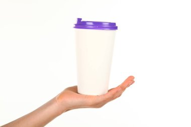 İnsan eli plastik kapaklı boş bir kahve fincanı tutar. Tek kullanımlık fincana çay ya da kahve konsepti. Metin veya logo için yeri ve yeri kopyala. Beyaz bir arkaplanda izole edilmiş